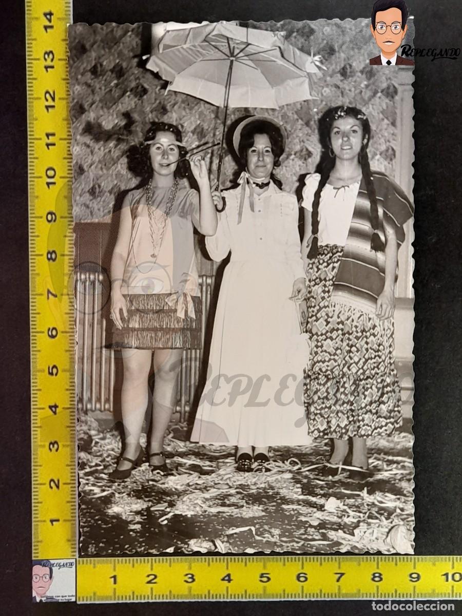 Photographie ancienne: MUJERES DISFRAZADAS - MARY POPPINS CABARET - FOTO ANTIGUA EN BLANCO Y NEGRO A&Ntilde;OS 60/70 - CHICAS