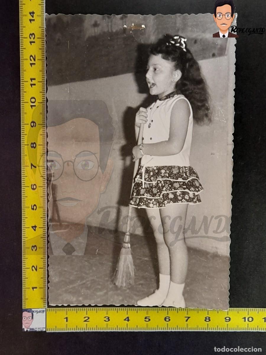 Alte Fotografie: NI&Ntilde;A CON ESCOBA DE JUGUETE - FOTO ANTIGUA EN BLANCO Y NEGRO A&Ntilde;OS 60/70 - INFANCIA ESPA&Ntilde;A
