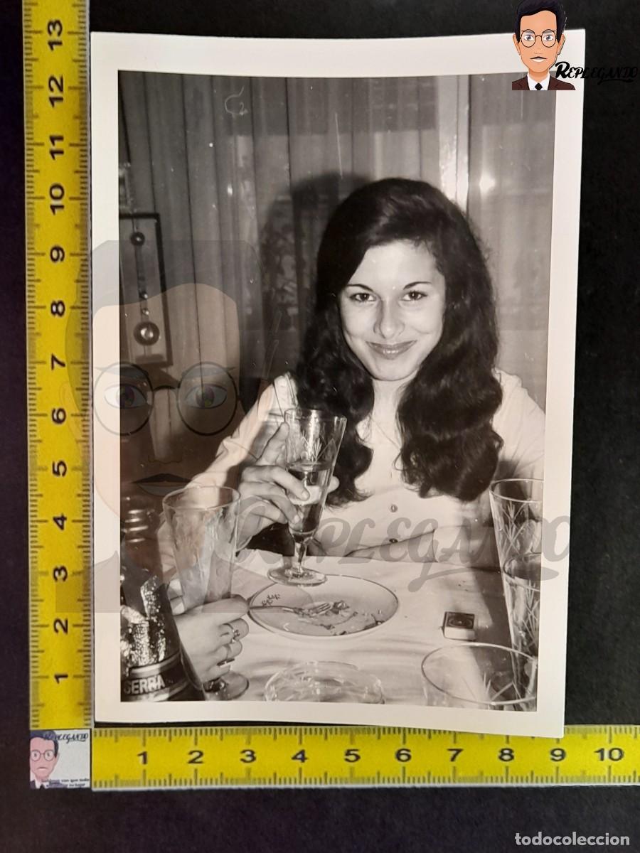 Fotografia antiga: GUAPA CHICA JOVEN CON COPA CAVA JAUME SERRA - FOTO ANTIGUA A&Ntilde;OS 60/70 - ESPA&Ntilde;A CATALUNYA MUJER