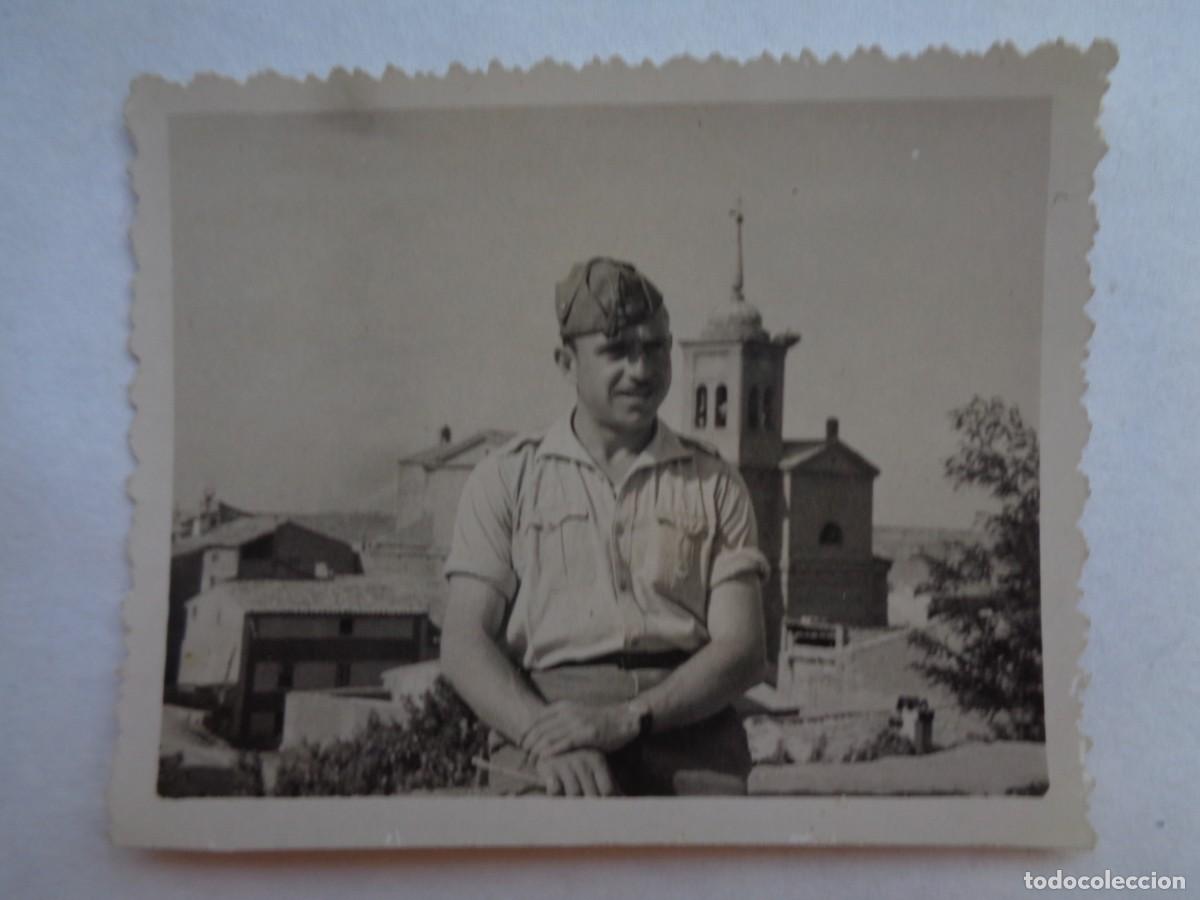 Photographie ancienne: FOTO DE MILITAR CON GORRILLO DE BORLA, DETRAS IGLESIA
