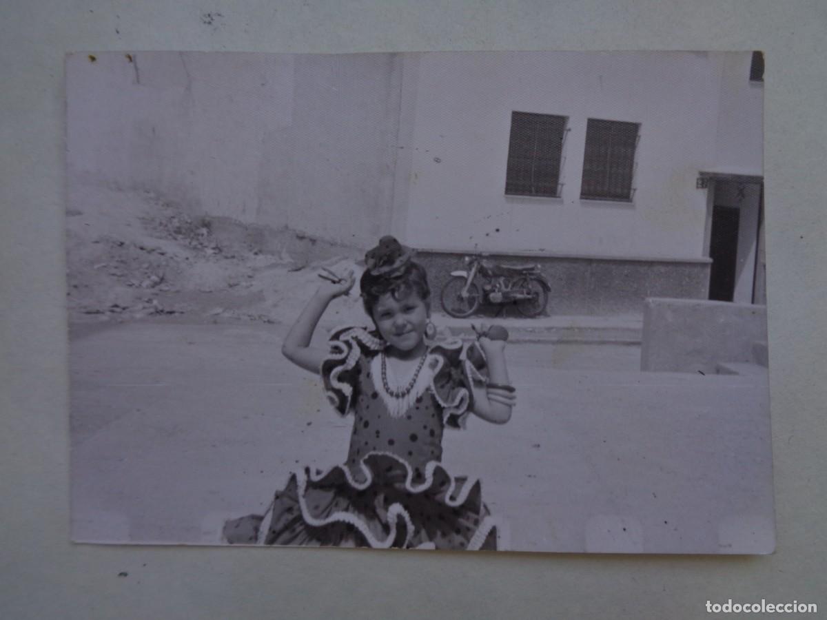 Fotografia antiga: FOTO DE NI&Ntilde;A VESTIDA DE FLAMENCA , AL FONDO MOTO DE EPOCA