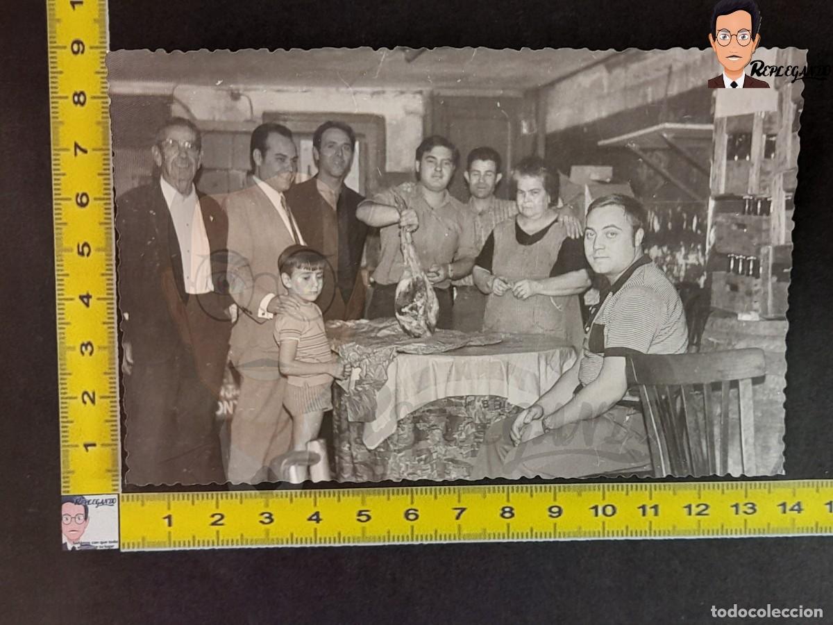 Fotograf&iacute;a antigua: GRUPO DE GENTE CON UN JAM&Oacute;N EN UNA FONDA DE PUEBLO - FOTO ANTIGUA BLANCO Y NEGRO A&Ntilde;OS 60 - ESPA&Ntilde;A