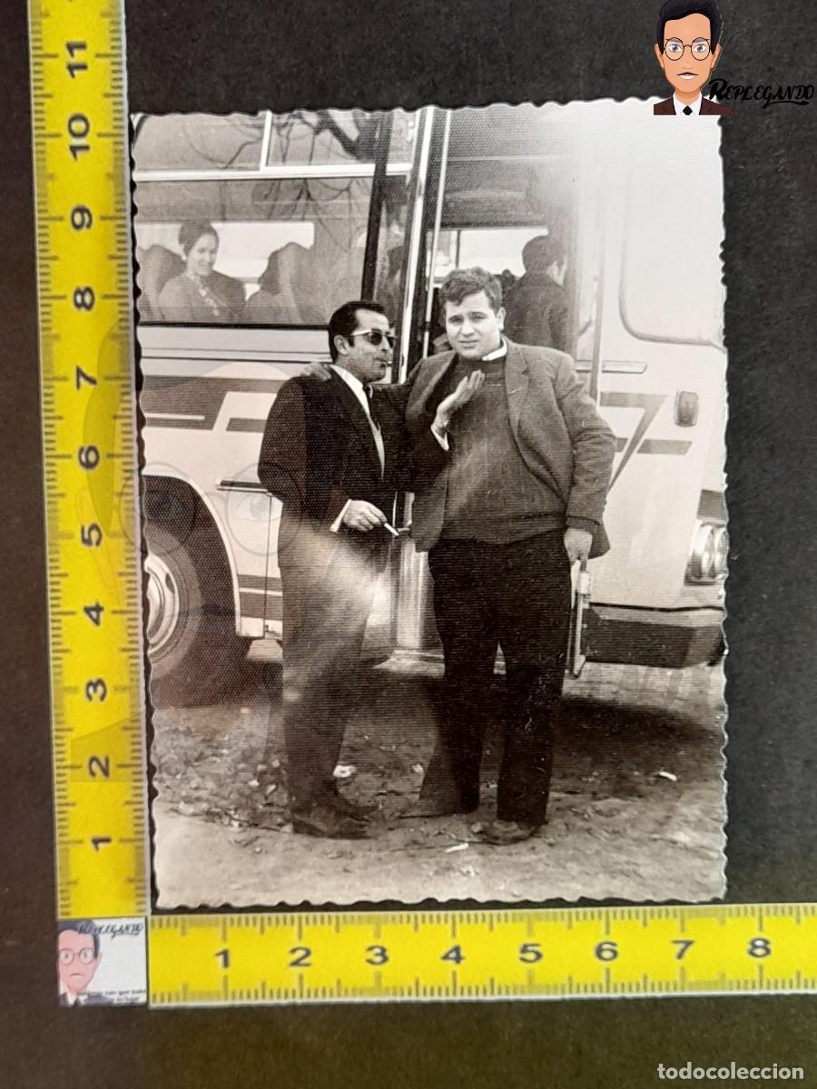 Fotograf&iacute;a antigua: HOMBRES JUNTO A AUTOBUS PEGASO / FOTO ANTIGUA EN BLANCO Y NEGRO - A&Ntilde;OS 60 - ESPA&Ntilde;A AUTOBUS BUS