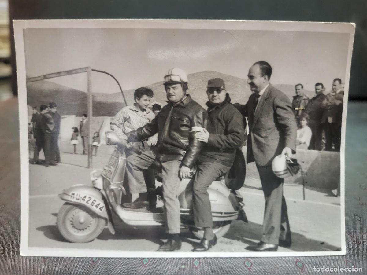 Fotograf&iacute;a antigua: ANTIGUA FOTOGRAFIA MOTO VESPA 1964