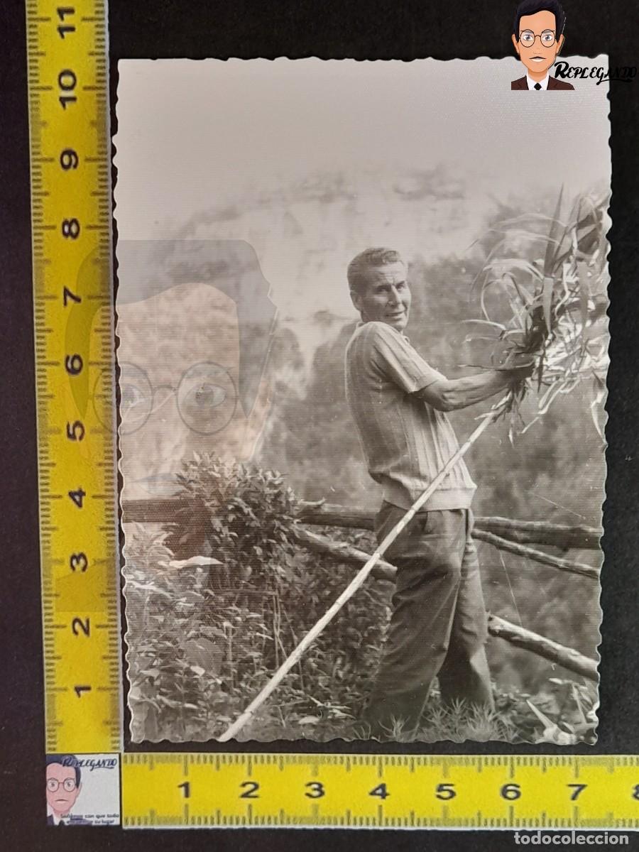 Alte Fotografie: CA&Ntilde;ICERO - HOMBRE DE CAMPO HACIENDO CA&Ntilde;AS - FOTO ANTIGUA BLANCO Y NEGRO A&Ntilde;OS 60/70 - ESPA&Ntilde;A