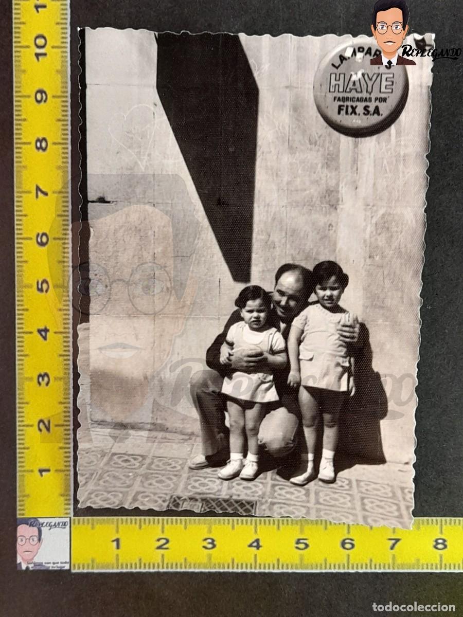 Fotograf&iacute;a antigua: BARCELONA : HOMBRE Y NI&Ntilde;AS POSAN BAJO CARTEL L&Aacute;MPARAS HAYE FIX. S.A. - FOTO ANTIGUA A&Ntilde;OS 50/60