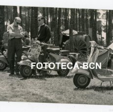 Fotografía antigua: FOTO ORIGINAL CONCENTRACION RALLY MOTO SCOOTER VESPA MATRICULA BARCELONA AÑOS 60