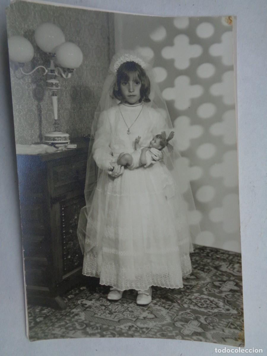 Fotograf&iacute;a antigua: PRECIOSA FOTO DE ESTUDIO DE NI&Ntilde;A DE PRIMERA COMUNION CON NI&Ntilde;O JESUS .... 12 X 18 CM