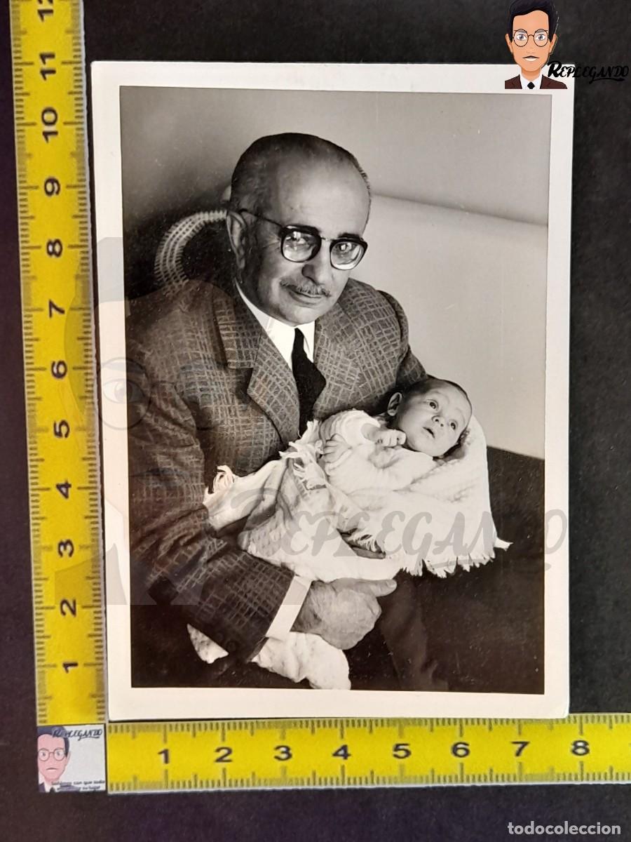 padre y bebe en blanco y negro