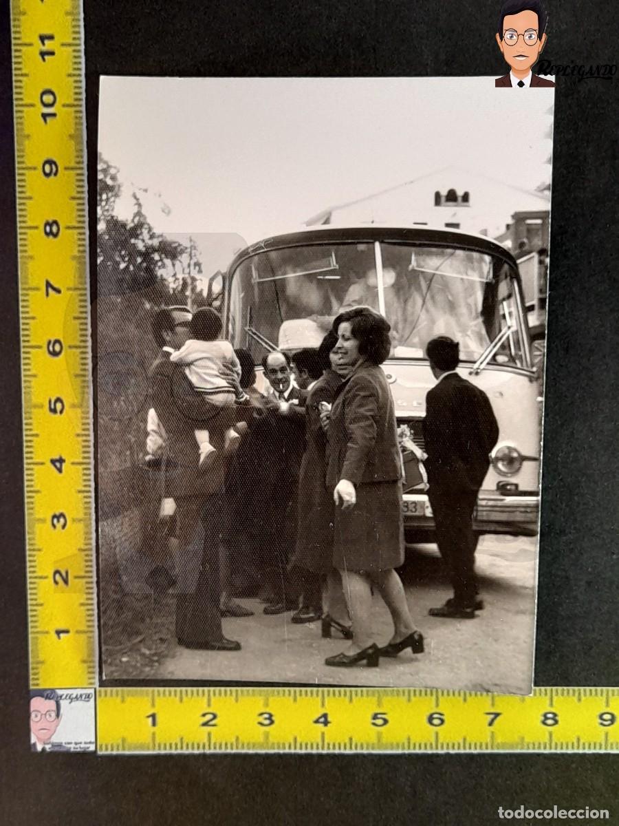 Fotograf&iacute;a antigua: GENTE JUNTO A AUTOBUS PEGASO / FOTO ANTIGUA EN BLANCO Y NEGRO - A&Ntilde;OS 60 - ESPA&Ntilde;A BUS TRANSPORTE