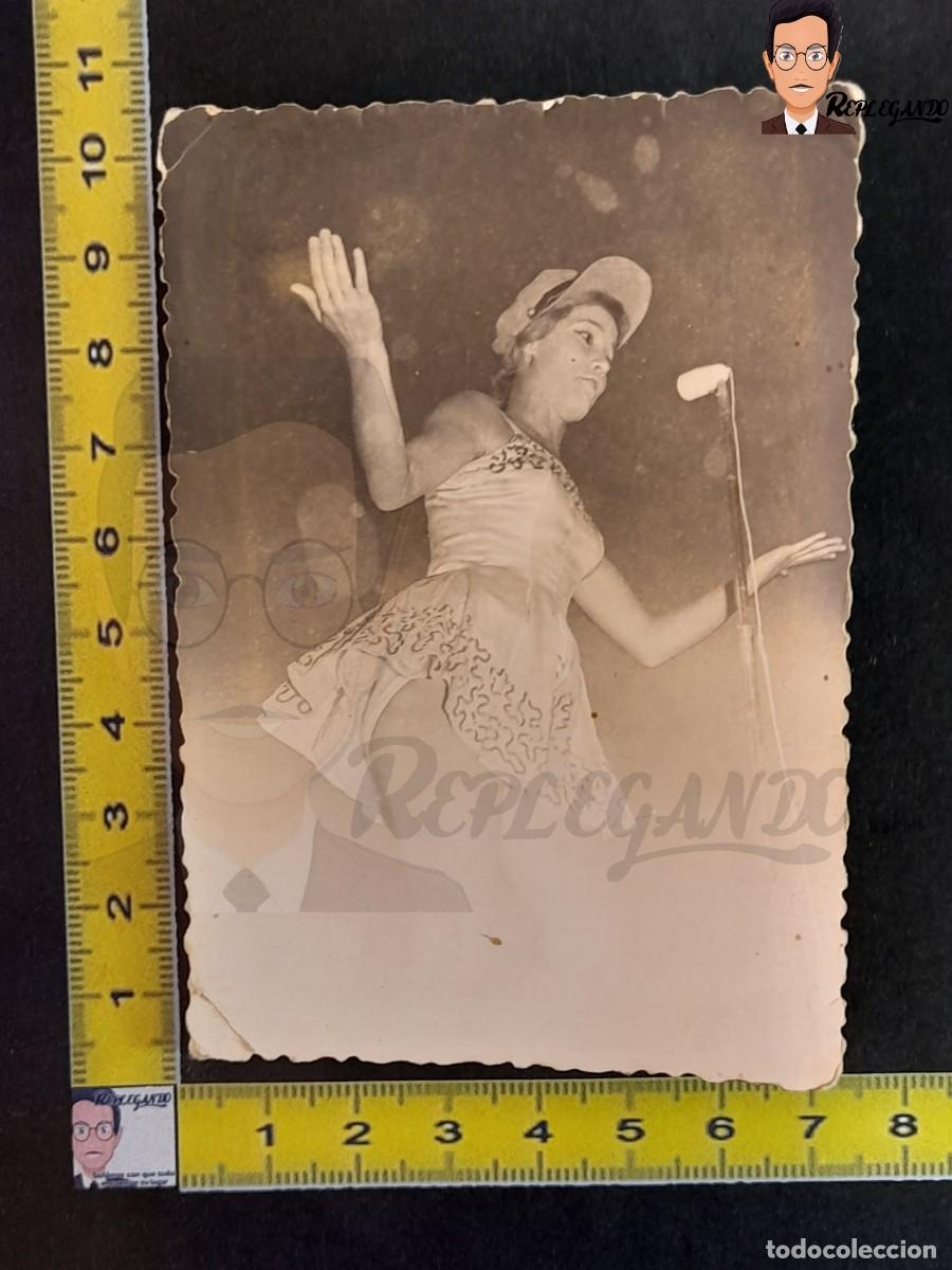 Fotografia antiga: GUAPA CHICA CON MINIFALDA Y GORRA CANTANDO - FOTO ANTIGUA A&Ntilde;OS 60 - MUJER YEY&Eacute; CANTANTE
