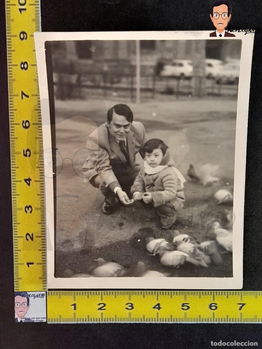 Fotograf&iacute;a antigua: HOMBRE Y NI&Ntilde;O DANDO DE COMER A PALOMAS - FOTO ANTIGUA EN BLANCO Y NEGRO - A&Ntilde;OS 50/60 - PARQUE