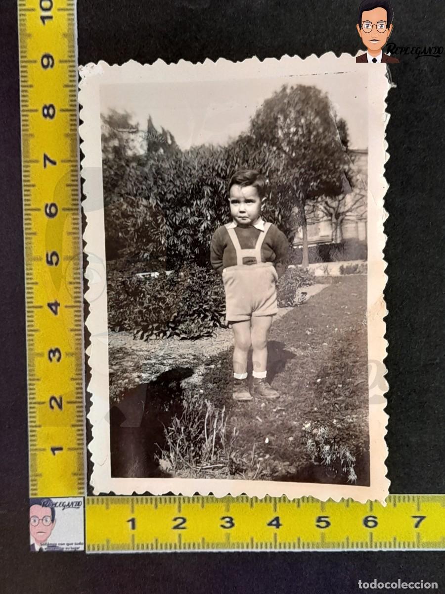 Fotograf&iacute;a antigua: SIMP&Aacute;TICO NI&Ntilde;O EN UN JARD&Iacute;N - FOTO ANTIGUA EN BLANCO NEGRO A&Ntilde;OS 40 - INFANCIA ESPA&Ntilde;A