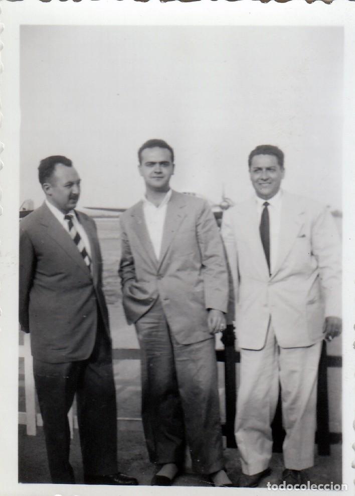 Fotograf&iacute;a antigua: Se&ntilde;ores en el aeropuerto de Palma de Mallorca. A&ntilde;os 50. aa