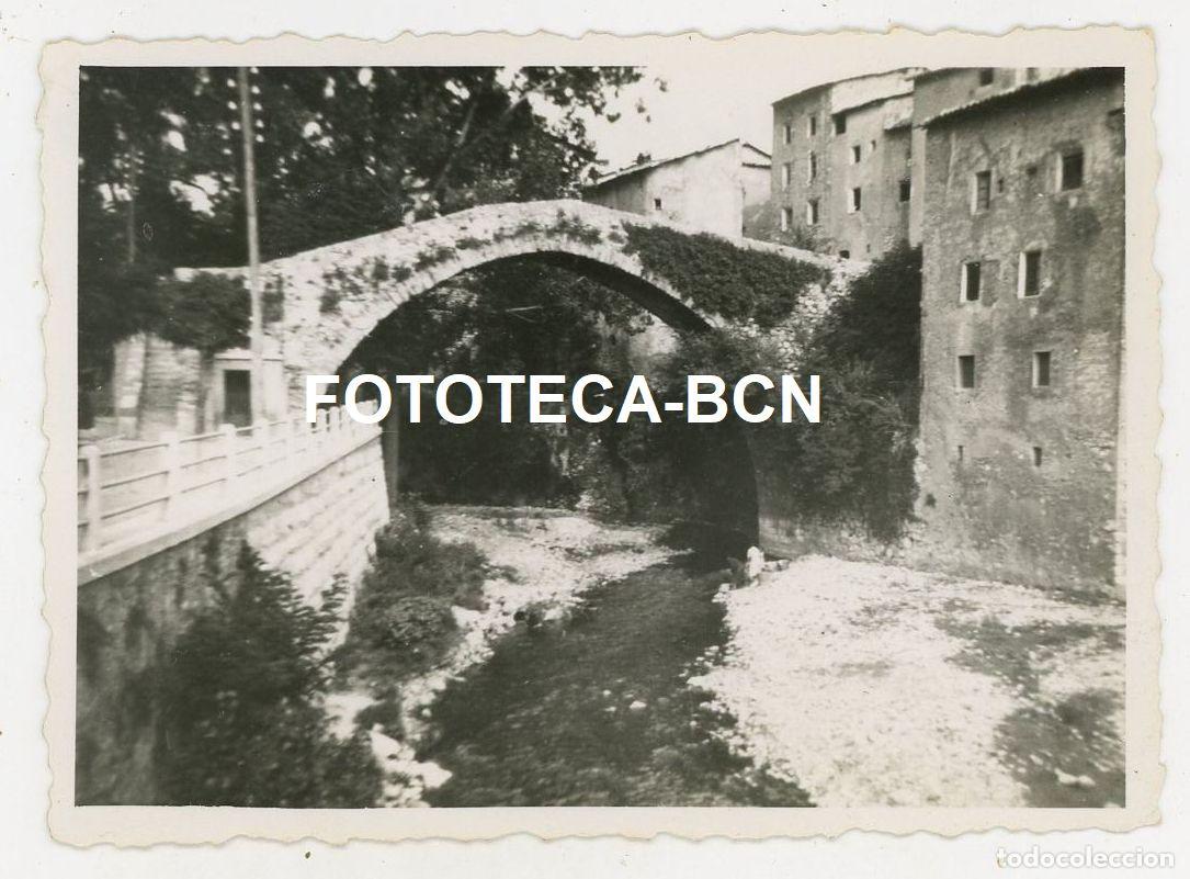 Alte Fotografie: FOTO ORIGINAL LA POBLA DE LLILET PUENTE SOBRE EL RIO LLOBREGAT A&Ntilde;O 1951