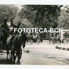 Fotografía antigua: FOTO ORIGINAL SEVILLA PARQUE DE MARIA LUISA CALESA CARRO TIRADO POR CABALLOS AÑOS 60