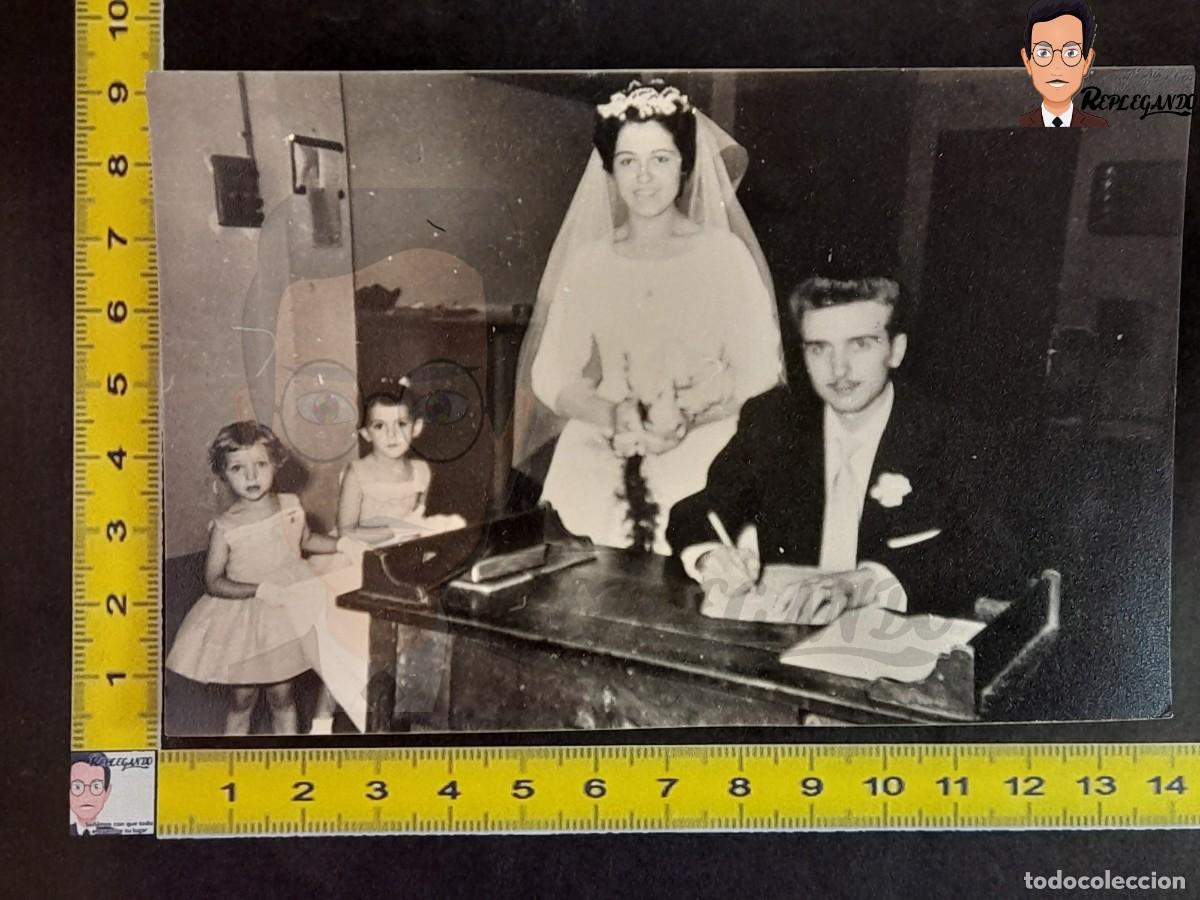 Fotograf&iacute;a antigua: NI&Ntilde;AS Y NOVIOS FIRMANDO EL D&Iacute;A DE SU BODA / FOTO ANTIGUA EN BLANCO Y NEGRO - A&Ntilde;OS 60 - NOVIOS ESPA&Ntilde;A