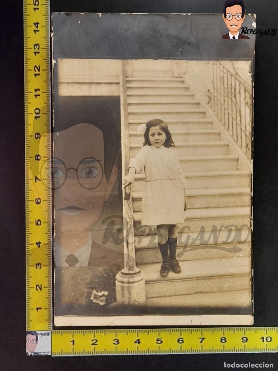 Photographie ancienne: NI&Ntilde;A PEQUE&Ntilde;A CON FLOR EN PELO POSA EN ESCALERAS - FOTO POSTAL ANTIGUA A&Ntilde;O 1912 - ESPA&Ntilde;A INFANCIA