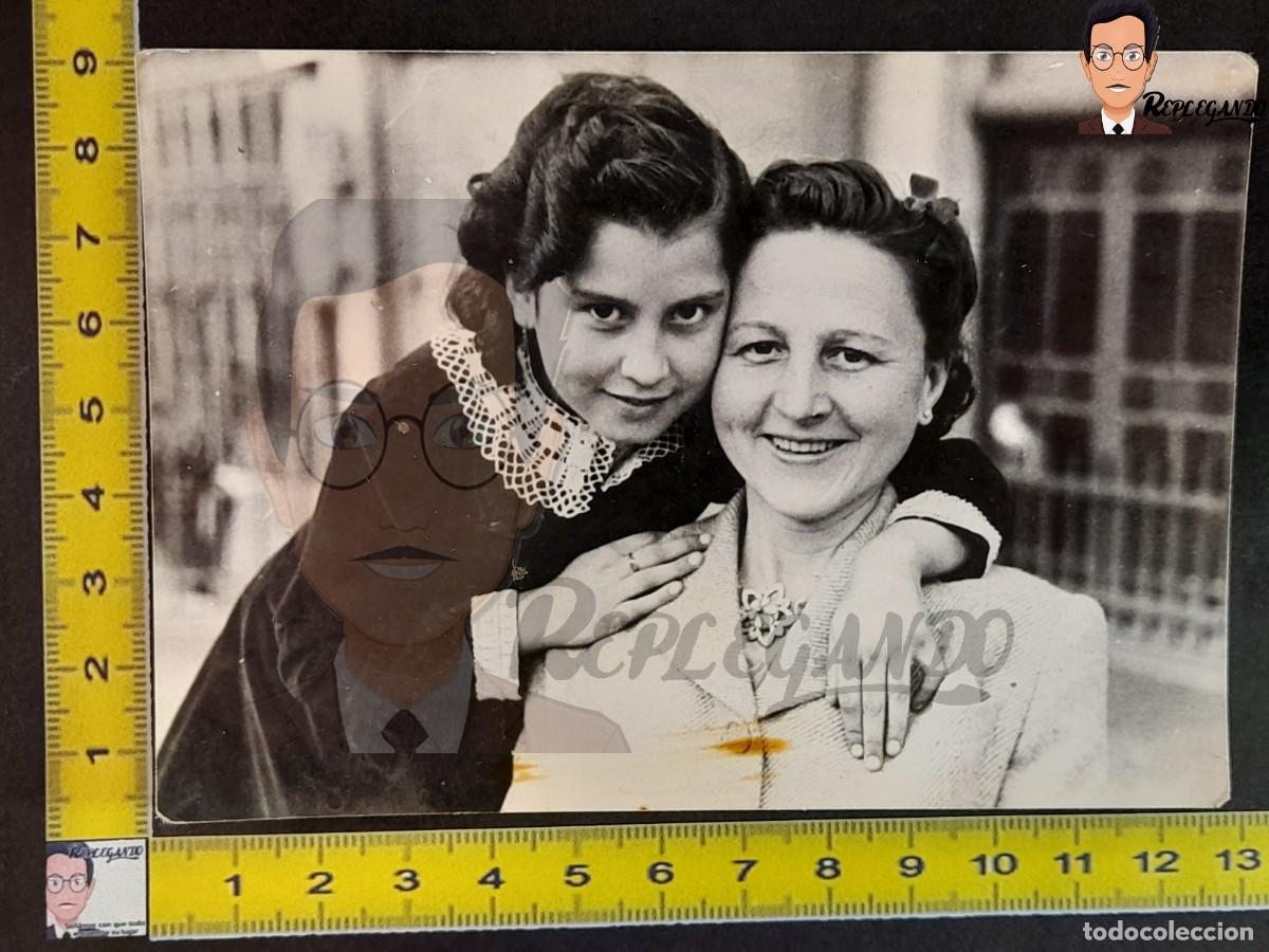 Fotografia antiga: NI&Ntilde;A Y MUJER SONRIENDO - FOTO ANTIGUA EN BLANCO Y NEGRO A&Ntilde;OS 50/60 - ESPA&Ntilde;A