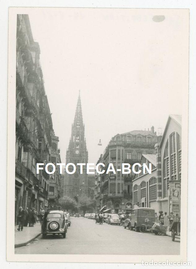 Fotograf&iacute;a antigua: FOTO ORIGINAL DONOSTIA SAN SEBASTIAN VISTA DE LA CATEDRAL COCHE FURGONETA A&Ntilde;O 1961