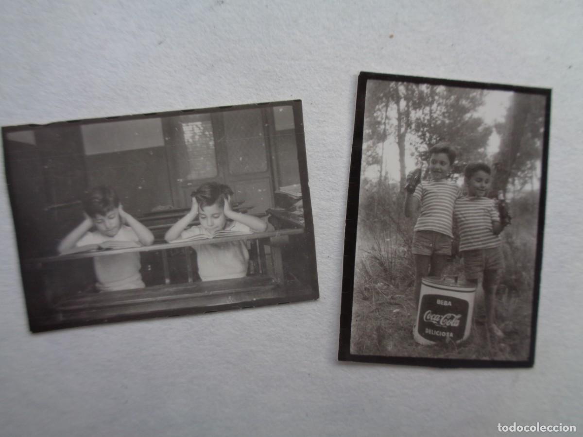 Fotografia antiga: LOTE DE 2 PEQUE&Ntilde;AS FOTOS DE NI&Ntilde;OS: EN EL COLEGIO Y CON LATA DE COCA-COLA GIGANTE