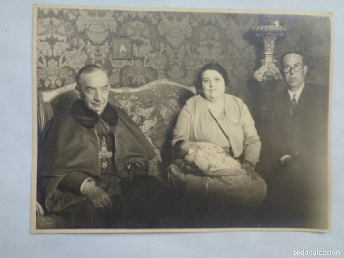 Fotograf&iacute;a antigua: GRAN FOTO DE PAREJA CON BEBE Y CARDENAL. PRINCIPIOS DE SIGLO .... 18 X 24 CM