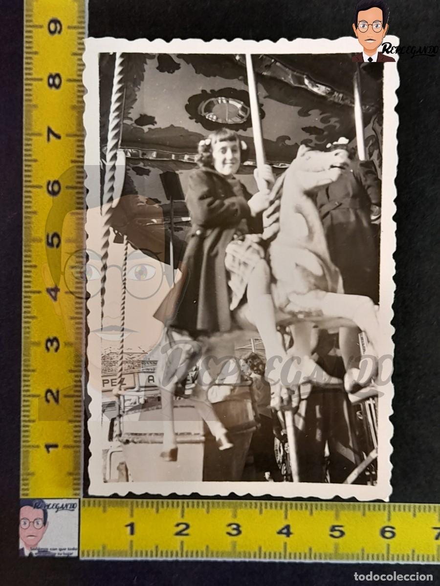 Alte Fotografie: NI&Ntilde;A EN CABALLO TIOVIVO / FOTO ANTIGUA EN BLANCO Y NEGRO A&Ntilde;O 1952 ESPA&Ntilde;A CARRUSEL FERIA LOPEZ