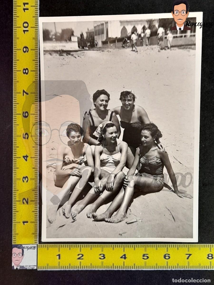 Fotografia antiga: MUJERES EN BA&Ntilde;ADOR EN LA PLAYA / CHICAS MAR / FOTO ANTIGUA BLANCO NEGRO A&Ntilde;O 1954