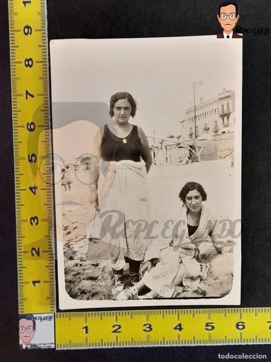 Fotograf&iacute;a antigua: CHICAS JOVENES EN BA&Ntilde;ADOR Y ALBORNOZ EN LA PLAYA - MAR - FOTO ANTIGUA BLANCO Y NEGRO A&Ntilde;OS 20/30