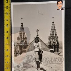 Fotografía antigua: CHICA JOVEN SOBRE TEJADO CATEDRAL BASÍLICA PALMA MALLORCA LA SEU - FOTO POSTAL ANTIGUA AÑO 1948