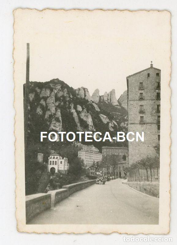 Fotograf&iacute;a antigua: FOTO ORIGINAL MONASTERIO DE MONTSERRAT ENTRADA ESTACION FUNICULAR SANT JOAN COCHE A&Ntilde;OS 40