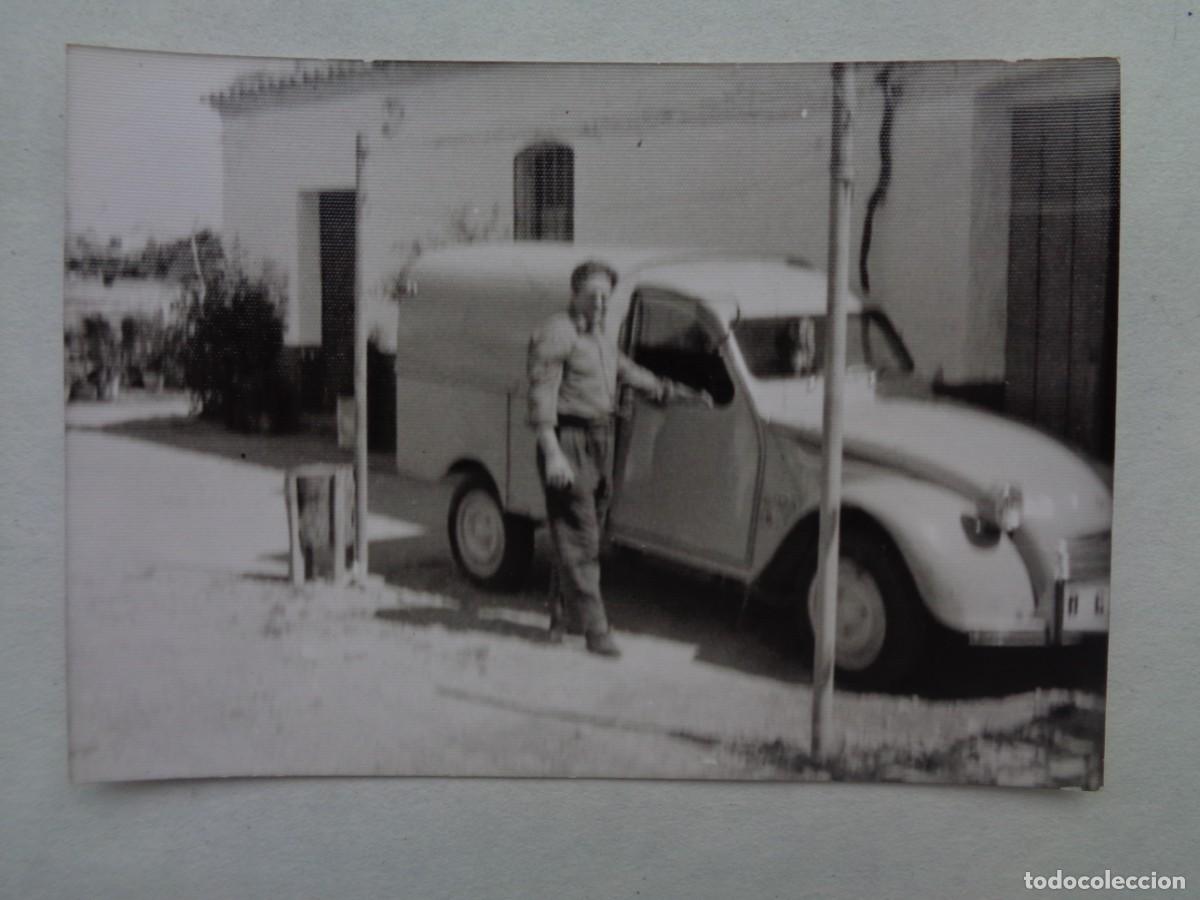 Fotograf&iacute;a antigua: FOTO DE HOMBRE Y COCHE DE EPOCA CITROEN 4 LATAS. BORROSA