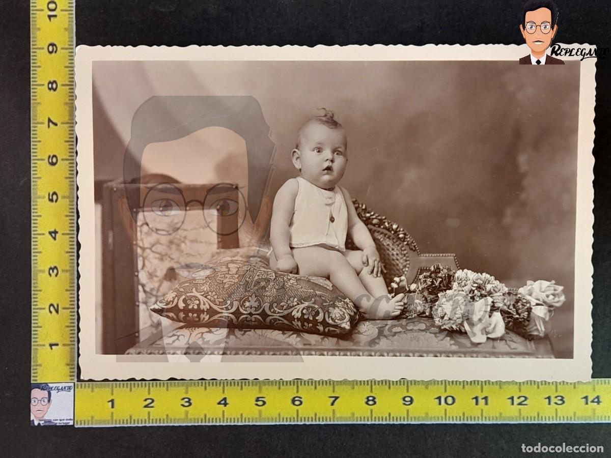 Fotograf&iacute;a antigua: NI&Ntilde;A O NI&Ntilde;O SENTADO EN COJ&Iacute;N CON FLORES / FOTO ANTIGUA ESTUDIO BLANCO Y NEGRO A&Ntilde;OS 40 - ESPA&Ntilde;A