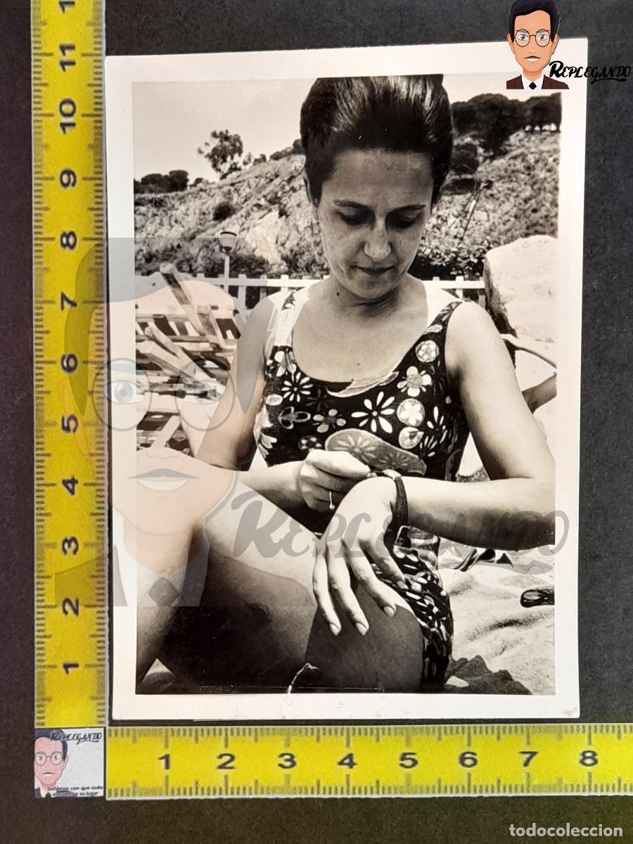 Fotografia antiga: MUJER EN BA&Ntilde;ADOR EN LA PLAYA / FOTO ANTIGUA BLANCO NEGRO A&Ntilde;OS 60 - CHICA MAR ESPA&Ntilde;A