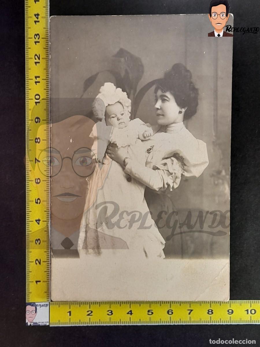 Fotografia antiga: MUJER CON NI&Ntilde;O BEB&Eacute; EN BRAZOS - FOTO POSTAL ANTIGUA ESTUDIO BLANCO Y NEGRO A&Ntilde;OS 10/20