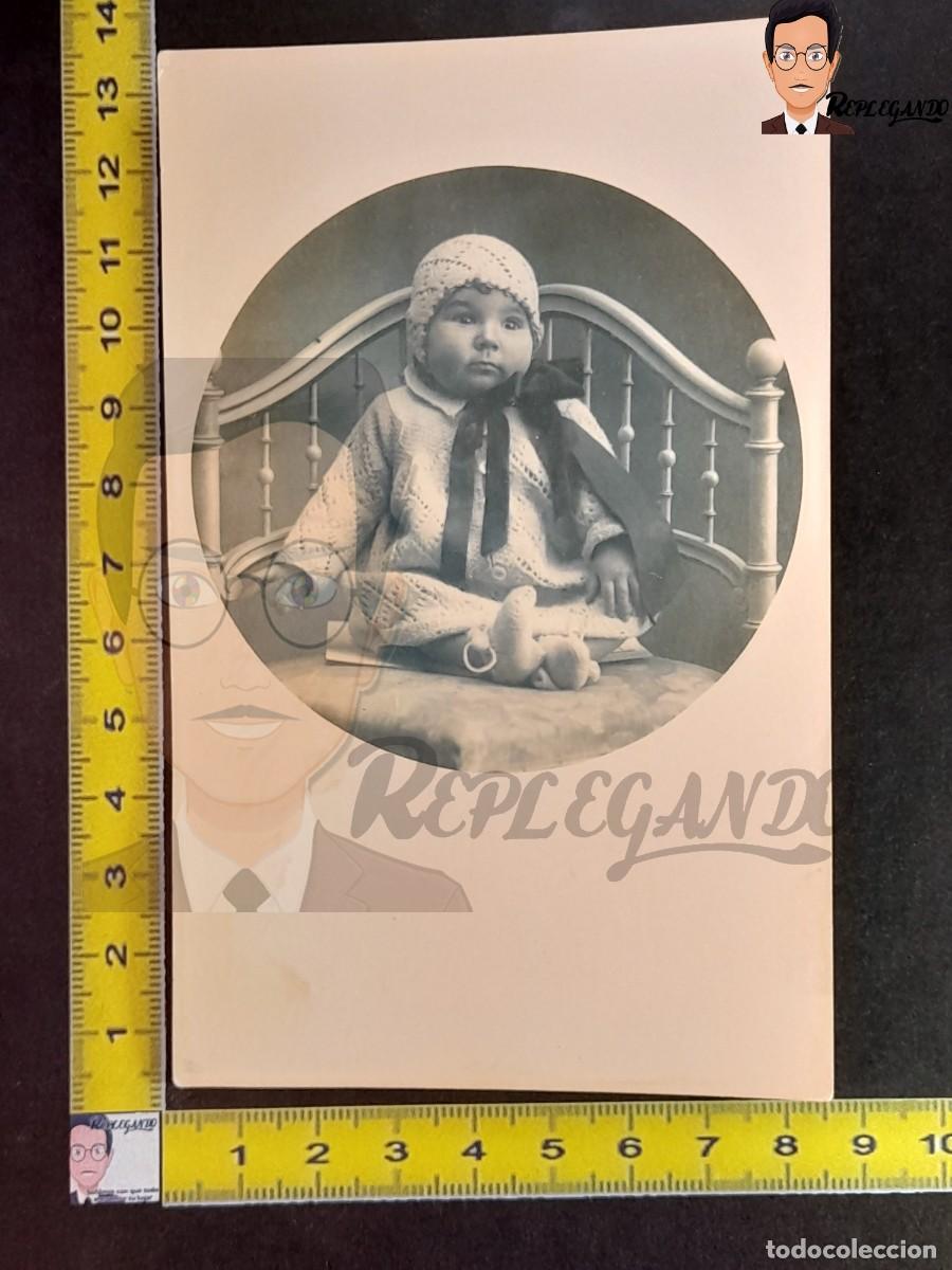 Fotograf&iacute;a antigua: NI&Ntilde;O PEQUE&Ntilde;O CON GORRO SENTADO EN CAMA - FOTO POSTAL ANTIGUA ESTUDIO BLANCO Y NEGRO A&Ntilde;OS 20