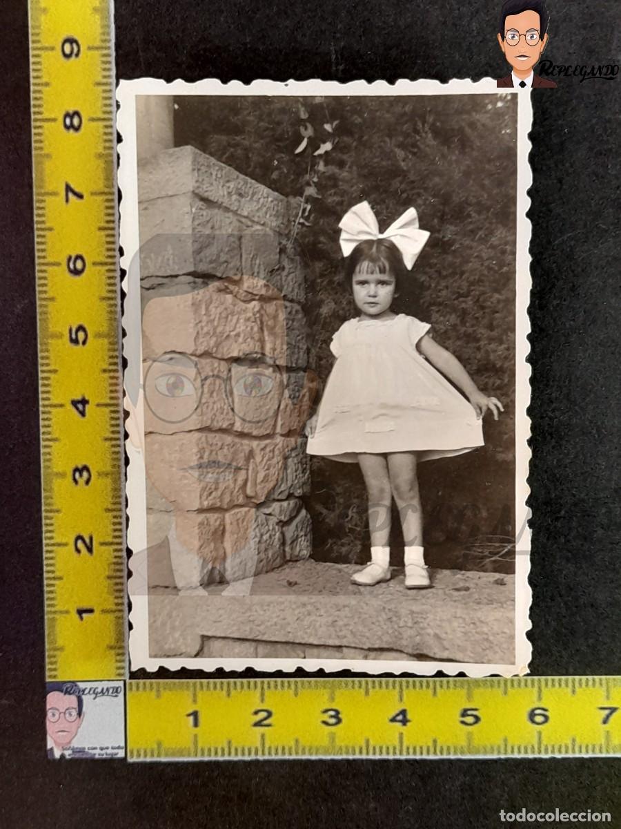 Fotograf&iacute;a antigua: NI&Ntilde;A PEQUE&Ntilde;A CON VESTIDO Y LAZO EN EL PELO - FOTO ANTIGUA BLANCO Y NEGRO A&Ntilde;O 1937 - CASA CASELLAS