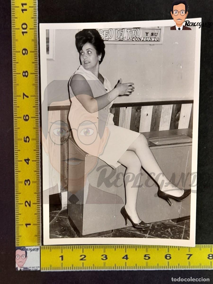Fotograf&iacute;a antigua: CHICA JOVEN Y CARTEL SEO DEL TORO Y SU CONJUNTO - FOTO ANTIGUA A&Ntilde;OS 50/60 - MUJER ESPA&Ntilde;A