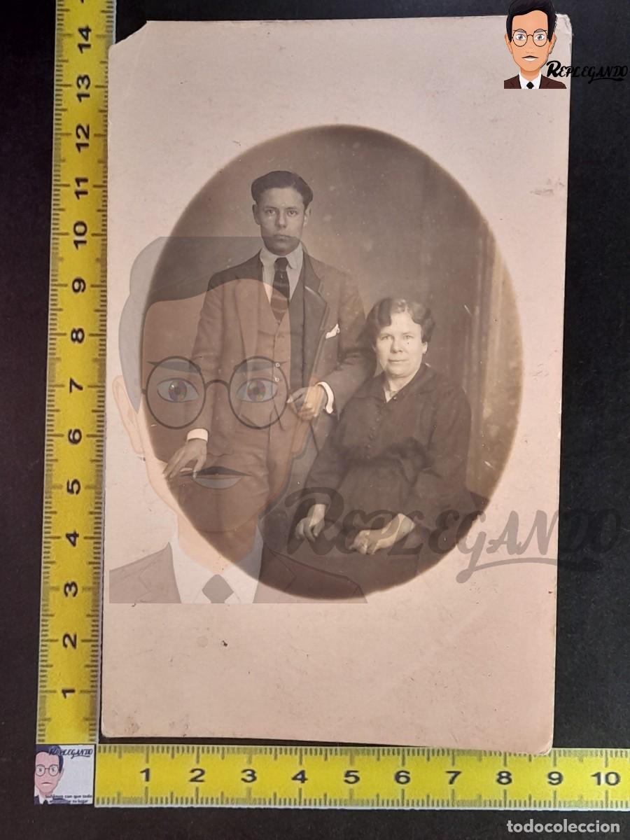 Fotograf&iacute;a antigua: MADRE E HIJO - CHICO JOVEN Y MUJER SE&Ntilde;ORA - FOTO POSTAL ANTIGUA ESTUDIO A&Ntilde;OS 40 - ESPA&Ntilde;A