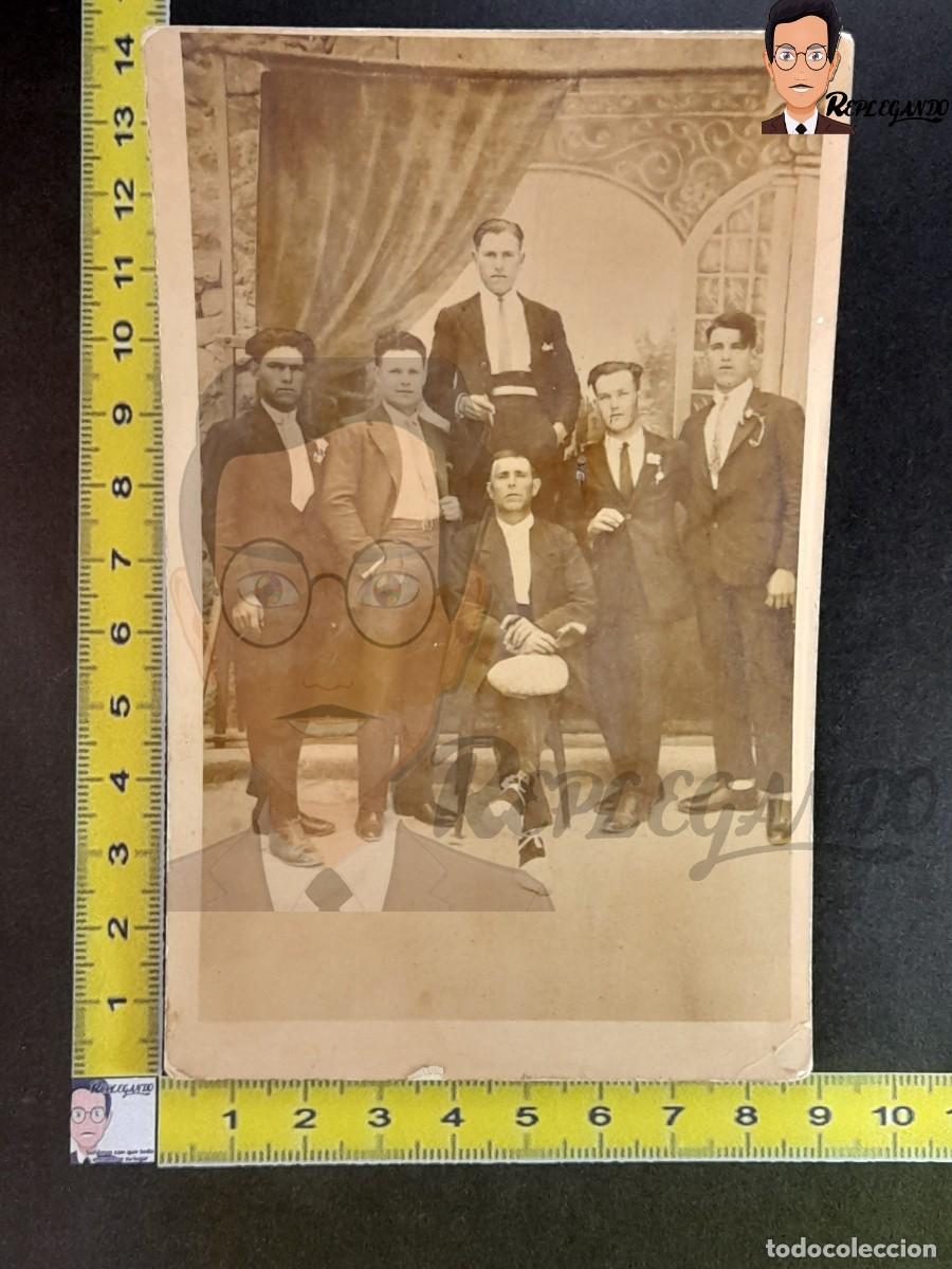 Fotografia antiga: GRUPO DE AMIGOS POSANDO - HOMBRES DE DOMINGO - FOTO POSTAL ANTIGUA DE MINUTERO A&Ntilde;OS 10/20 - ESPA&Ntilde;A