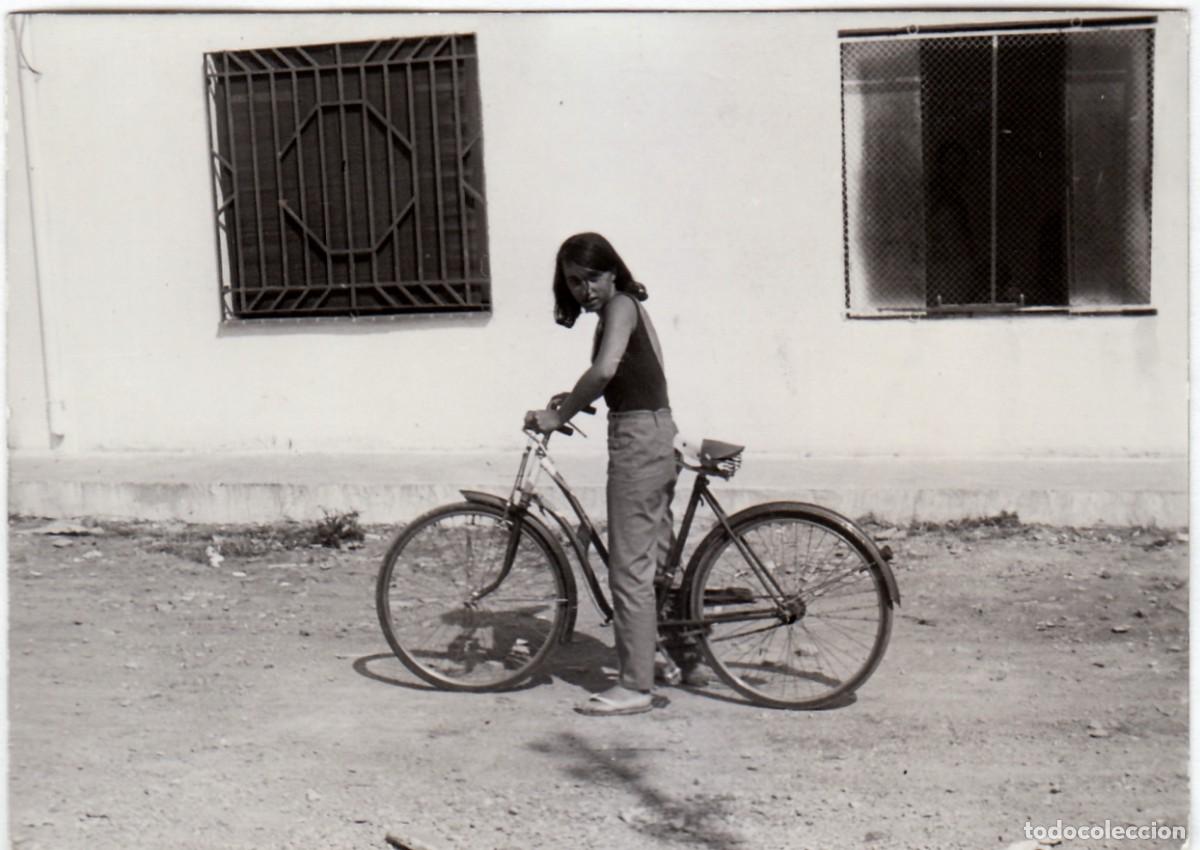 Fotograf&iacute;a antigua: Ni&ntilde;a en antigua bicicleta. Ciclista. A&ntilde;os 60. qa