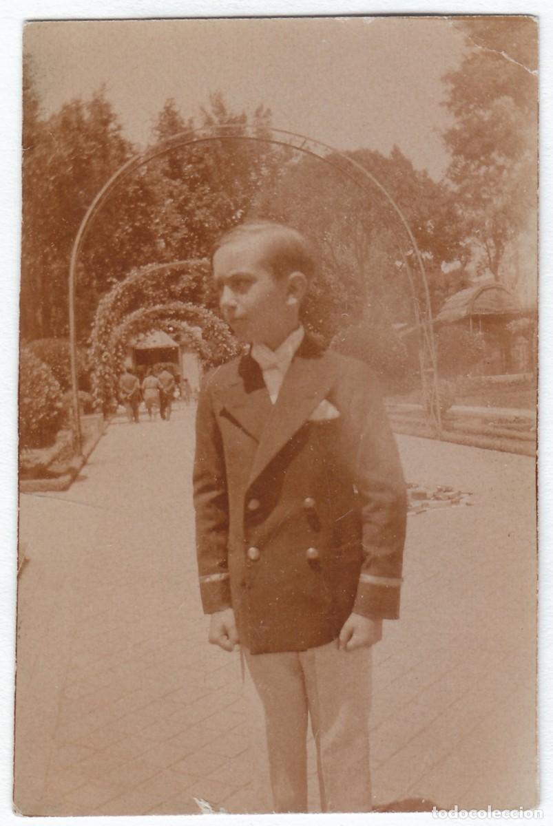 Fotografia antiga: Preciosa foto. Ni&ntilde;o con traje de Comuni&oacute;n en antiguo jard&iacute;n. A&ntilde;os 20. qa