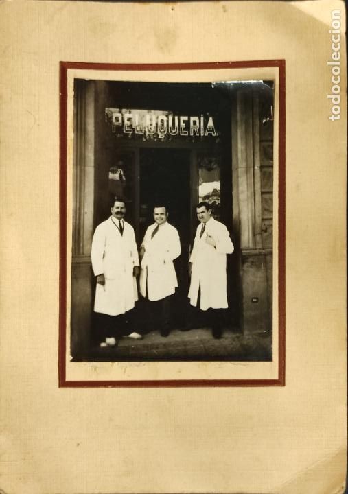 Fotografia antica: FOTOGRAFIA FACHADA PELUQUERIA Y 3 PELUQUEROS - A&Ntilde;OS 1920/1930 -