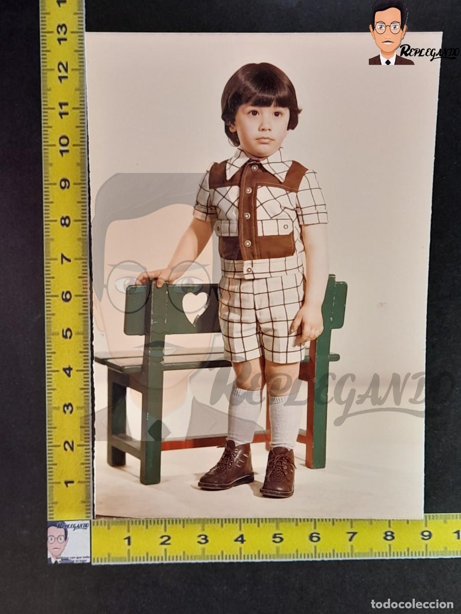 Fotograf&iacute;a antigua: NI&Ntilde;O O NI&Ntilde;A POSANDO JUNTO A BANCO DE MADERA CORAZ&Oacute;N - FOTO ANTIGUA DE ESTUDIO A&Ntilde;OS 70 - ESPA&Ntilde;A