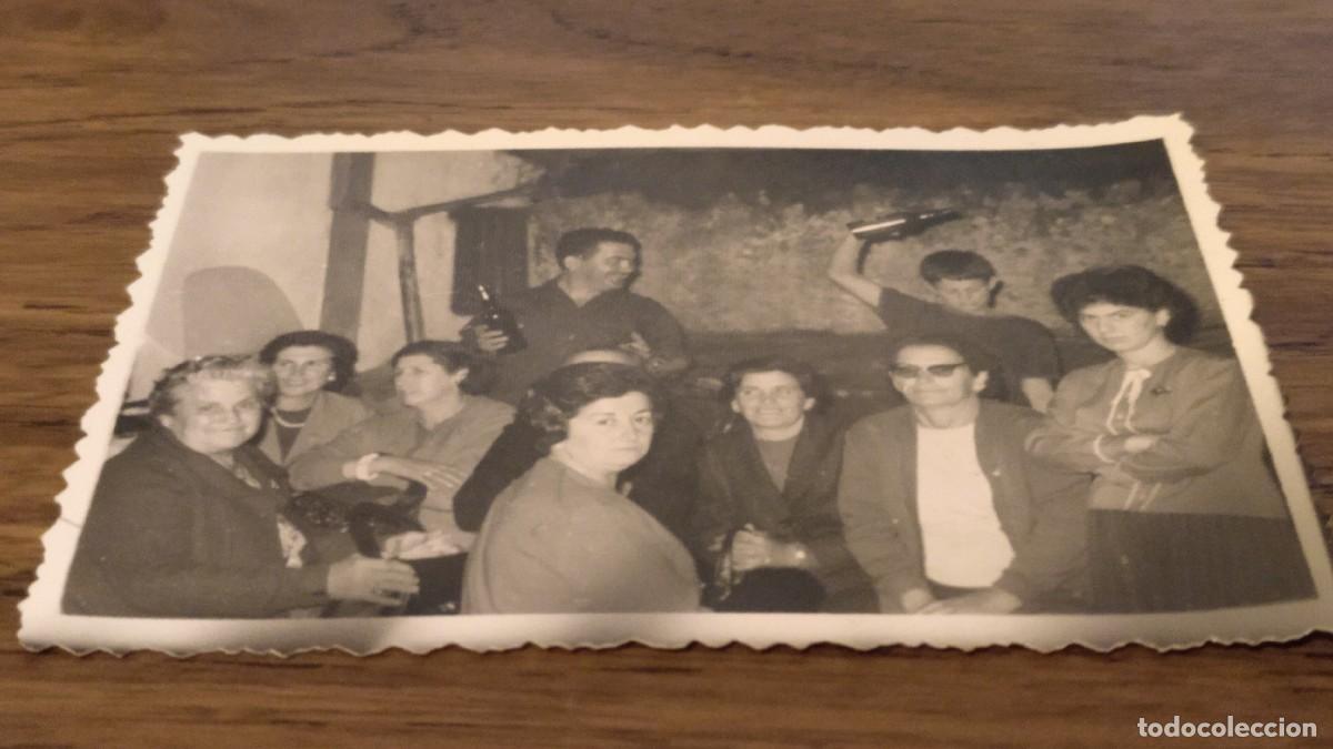 Photographie ancienne: Quex ES.214 - FOTOGRAF&Iacute;A FAMILIAR JOVEN ESCANCIANDO SIDRA