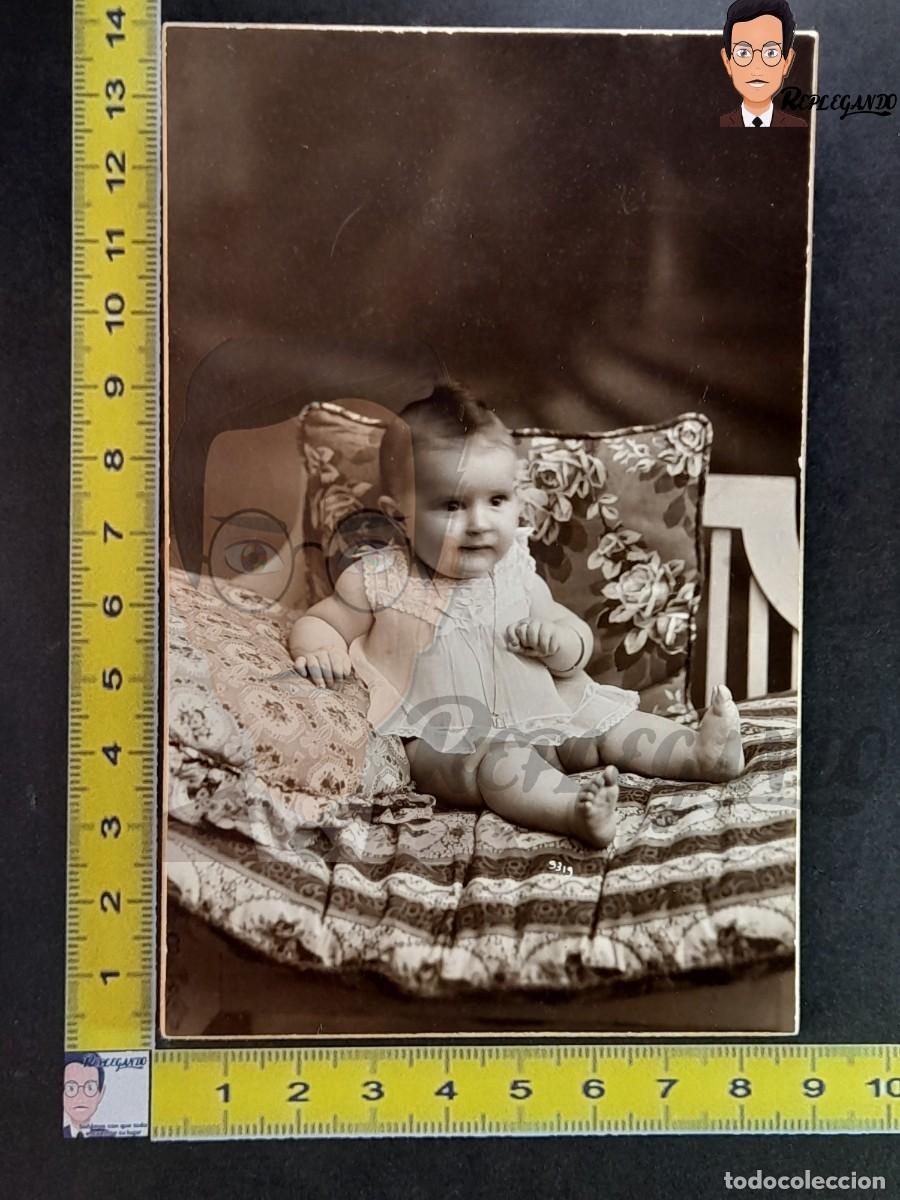 Fotograf&iacute;a antigua: NI&Ntilde;A PEQUE&Ntilde;A SENTADA SOBRE COJINES - FOTO ANTIGUA DE ESTUDIO A&Ntilde;OS 40 - ESPA&Ntilde;A