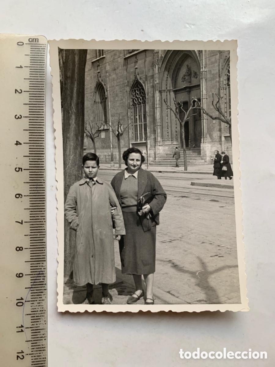Fotografia antiga: FOTO. VALENCIA. EN EL MERCADO CENTRAL, AL FONDO LA LONJA. FOT&Oacute;GRAFO?. 20 MARZO 1955.