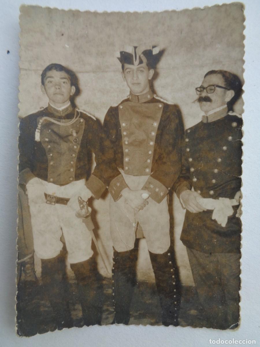 Fotograf&iacute;a antigua: FOTO DE CARNAVAL : JOVENES DISFRAZADOS DE MILITARES CON CASACAS ANTIGUAS DE LA GUARDIA CIVIL