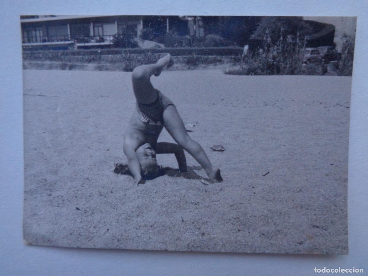 Alte Fotografie: FOTO DE NI&Ntilde;A EN BA&Ntilde;ADOR EN LA PLAYA HACIENDO EL PINO, 1961