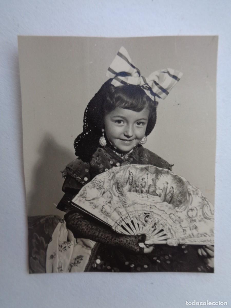 Fotograf&iacute;a antigua: PRECIOSA FOTO DE ESTUDIO DE NI&Ntilde;A VESTIDA CON TRAJE REGIONAL Y ABANICO